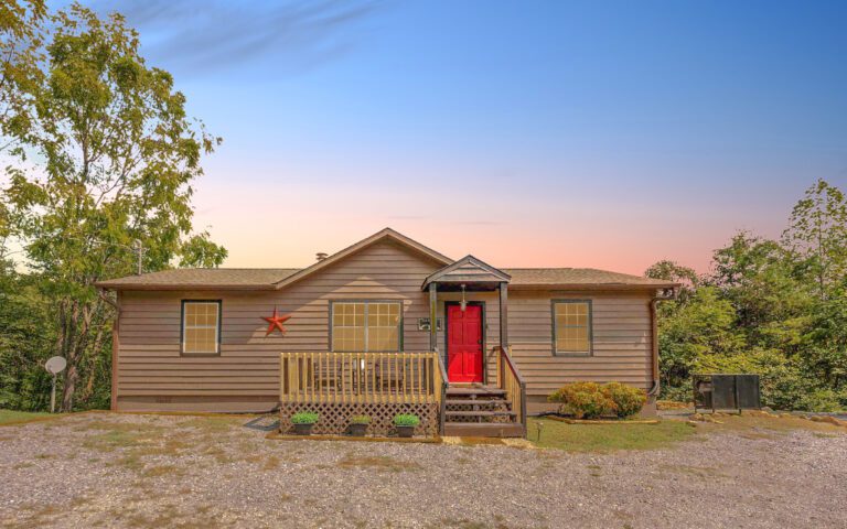 Rocky Top Escape street view, main entrance, and parking area