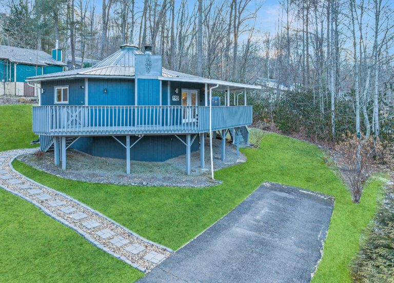 View of Valley Breeze from the street!