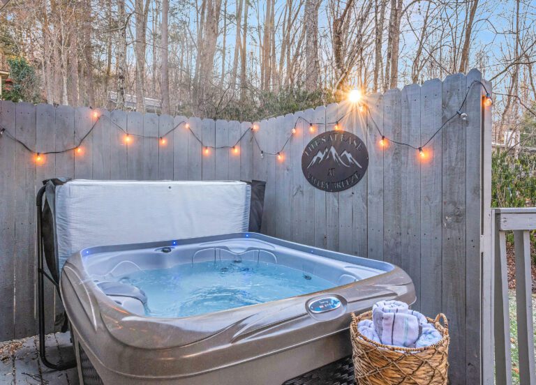 Luxurious private hot tub of Valley Breeze